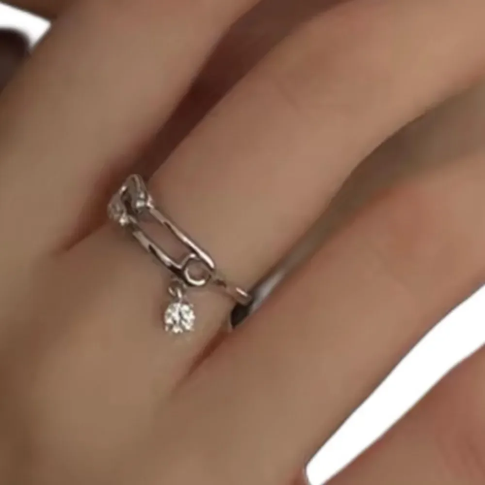 The dangle pin ring in 925 silver